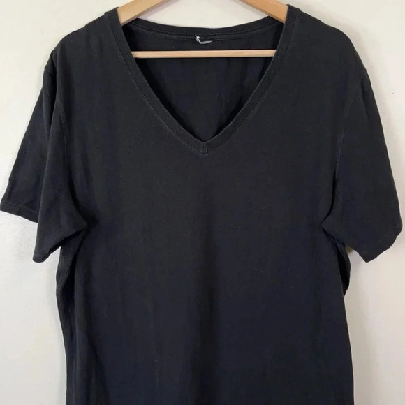 Kit &  Ace Vneck Short Sleeve Essential Black Tee - Picture 3 of 12